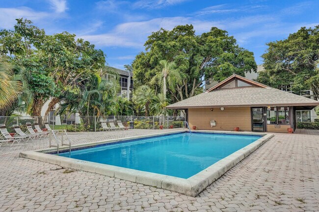 Building Photo - 9440 Poinciana Pl