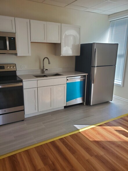 Building Photo - 610 N Milwaukee Ave