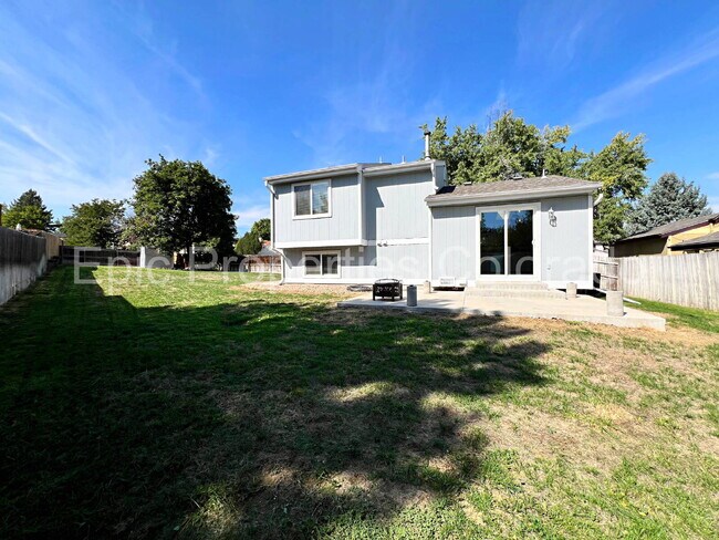Building Photo - Adorable Burbs House