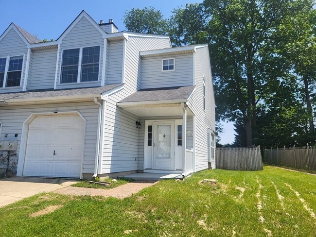 Building Photo - Wellington Woods II - 3BR/2.5BA End-Unit T...