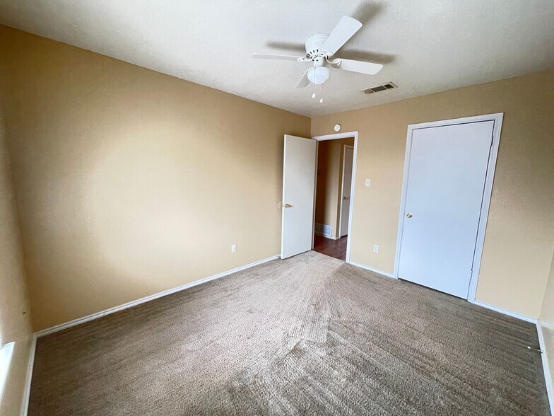 Building Photo - 1603 Cedarhill Dr