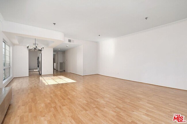 Building Photo - 2205 S Bentley Ave