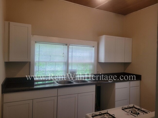 Building Photo - ENJOY THE PRESTIGE OF THIS CHARMING HOME I...