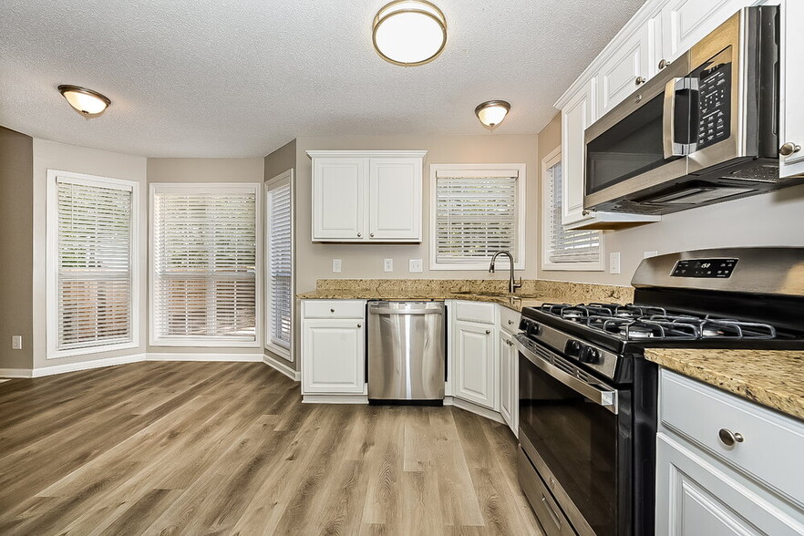 Building Photo - 1374 Buckingham Dr