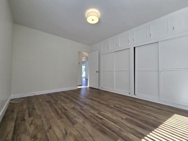Building Photo - 330 Calle Miramar
