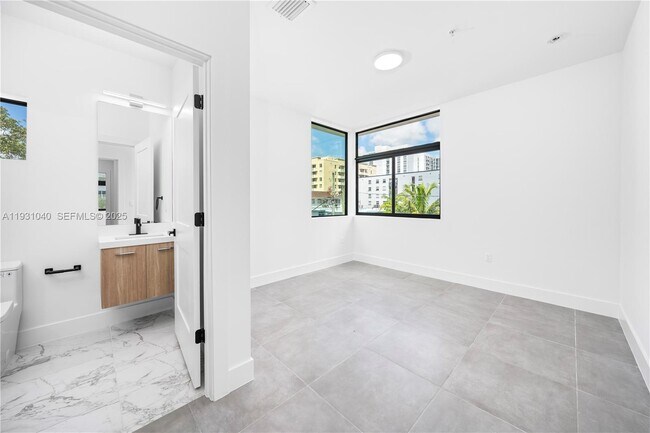 Building Photo - 526 SW 2nd St