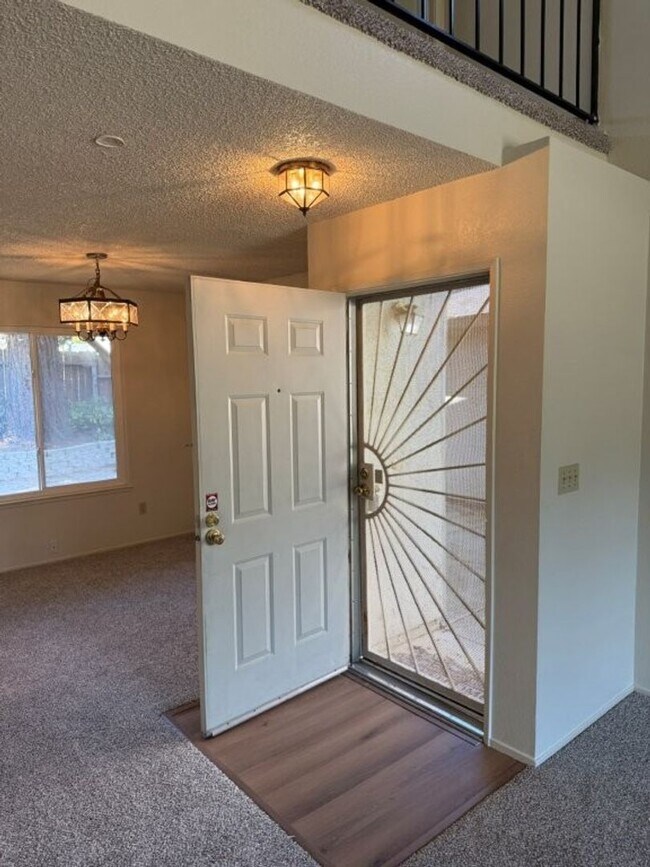 Building Photo - Updated 4 Bedroom 2.5 Bath Vacaville *Star...