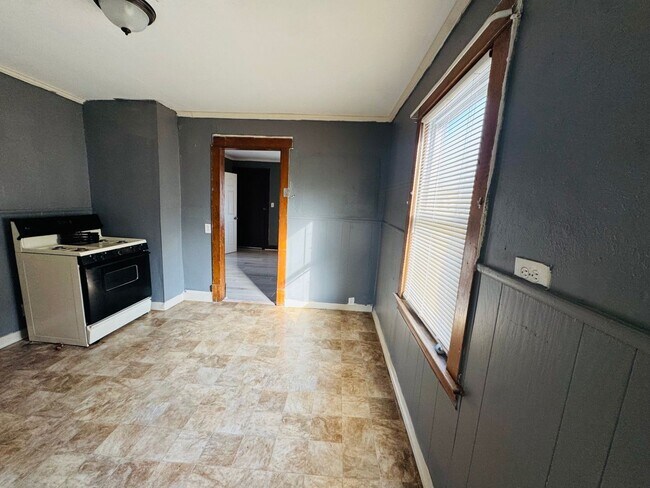 Building Photo - 2816 E 125th St