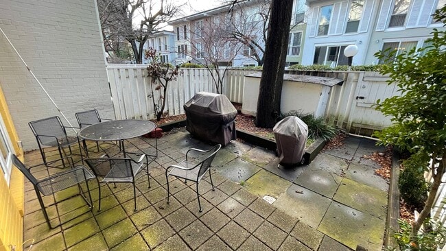 Building Photo - Spacious in SW