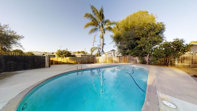 Building Photo - 7BD/3BA, Great Backyard w/ POOL!!! (Lease ...