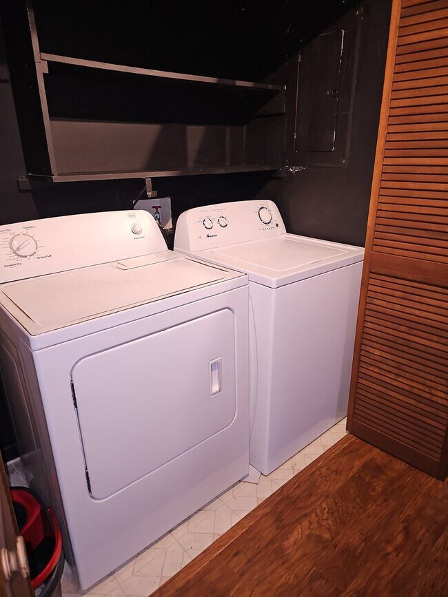 Building Photo - Charming & Spacious 3-Bed, 2-Bath Home in ...