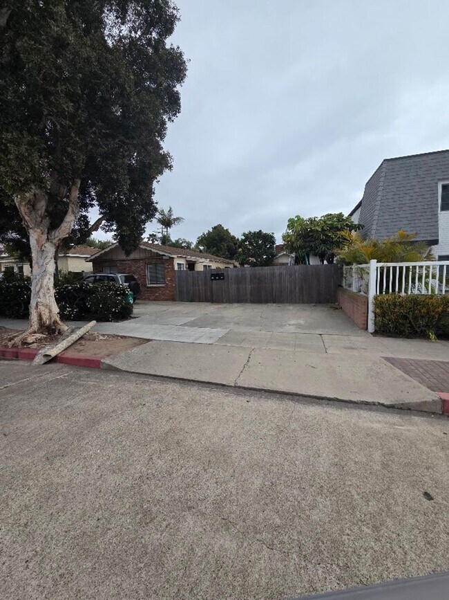 Building Photo - Emerald (3 unit detached)