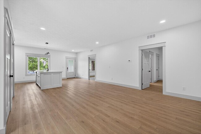 Building Photo - 322-324 N Jefferson St