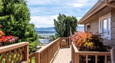 Building Photo - Amazing Views & Amazing 4 Bedroom/3 Bath H...