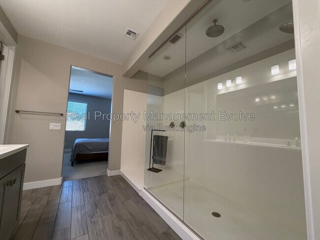 Building Photo - 4030 W Coles Rd