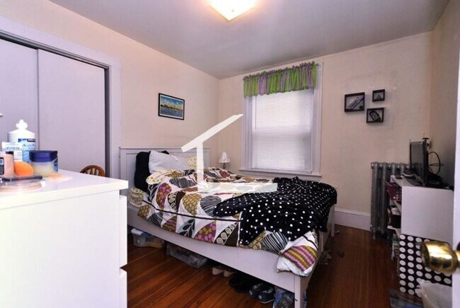 Building Photo - Central Heat/AC, In Unit Washer/Dryer, Close to Longwood, Porch