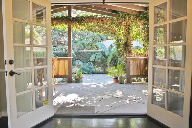 Building Photo - 3170 Strathmore Dr