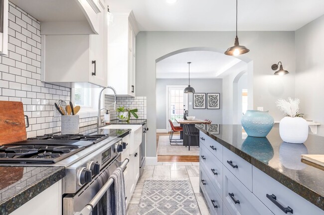 Building Photo - Elegant Sugar House Living: Finished Basement and Prime Location