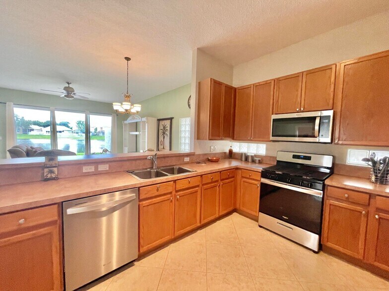 Building Photo - 137 Canterbury Pl