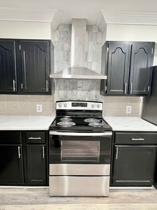 Building Photo - 3 Bedroom 2 Bath City Home Available