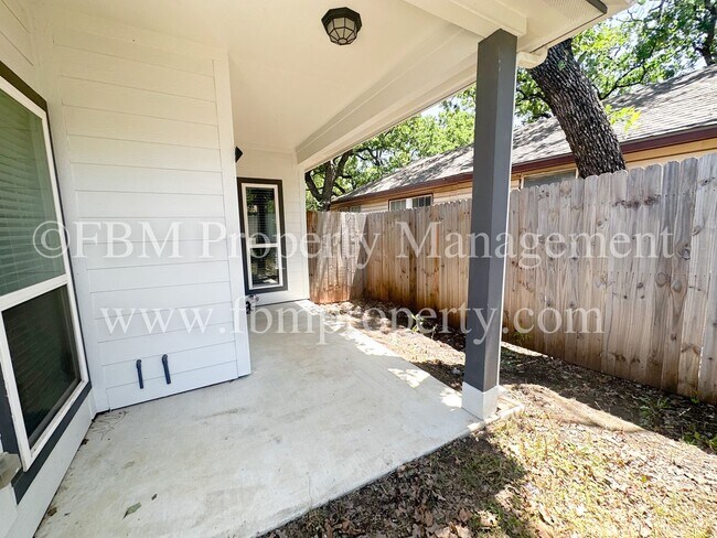 Building Photo - 427 Jannie St
