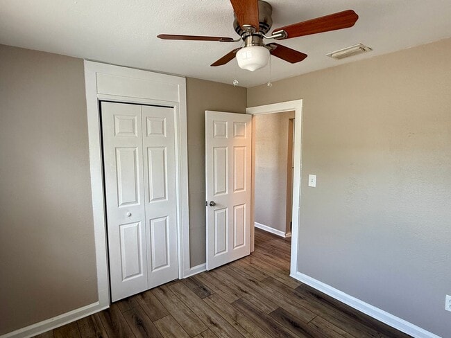 Building Photo - Beautiful 3/1 in Clearwater Available Now!
