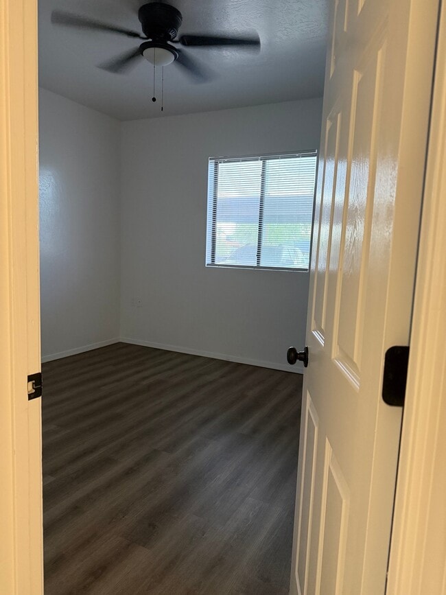 Building Photo - 515 E 6th St