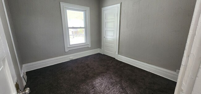 Building Photo - 4 Bedroom 1 Bathroom Triplex