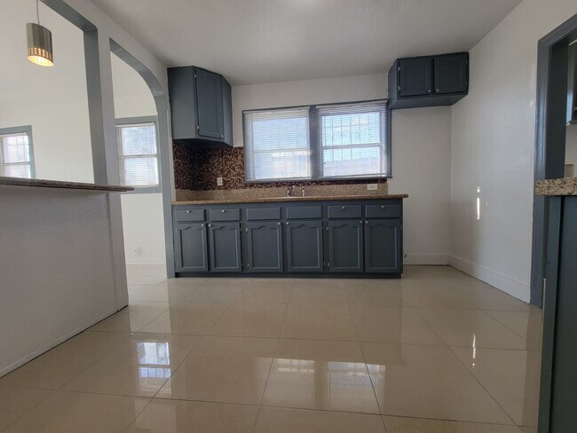 Building Photo - 1315 W 101st St