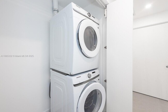 Building Photo - 700 NE 24th St