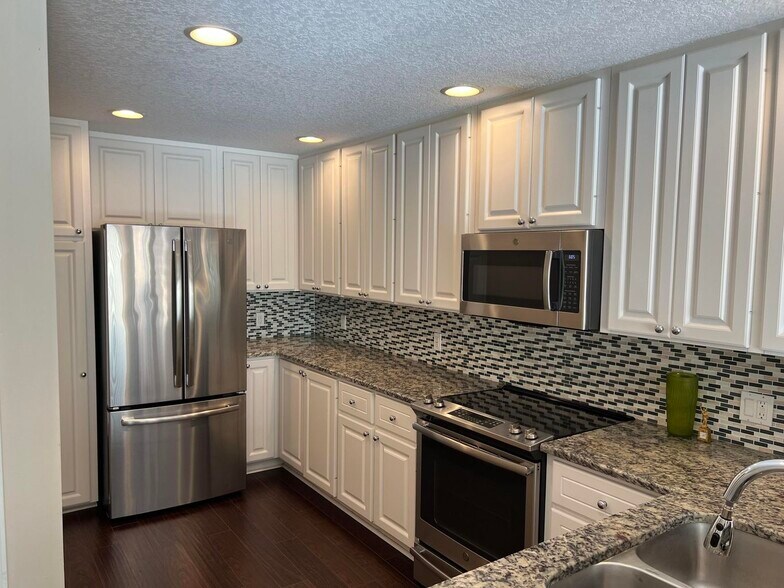 Building Photo - 3368 Greenway Dr