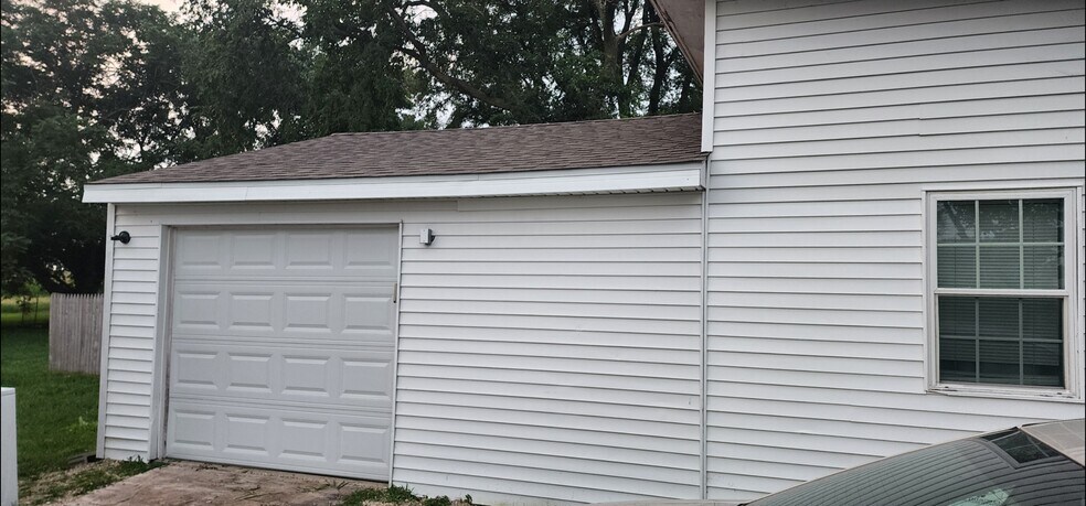 Building Photo - 905 N Somonauk Rd