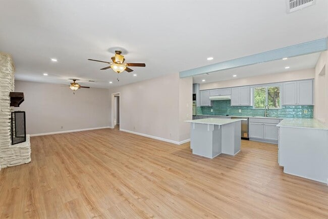 Building Photo - 6010 Oakclaire Dr