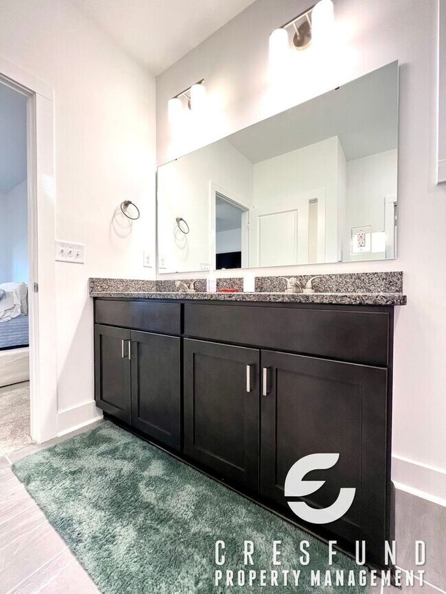 Building Photo - Close to Fort Bragg/Master BR Downstairs S...