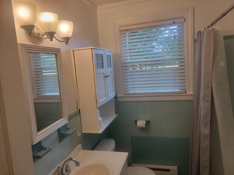 bathroom newly refurbished - 1500 Meads Rd