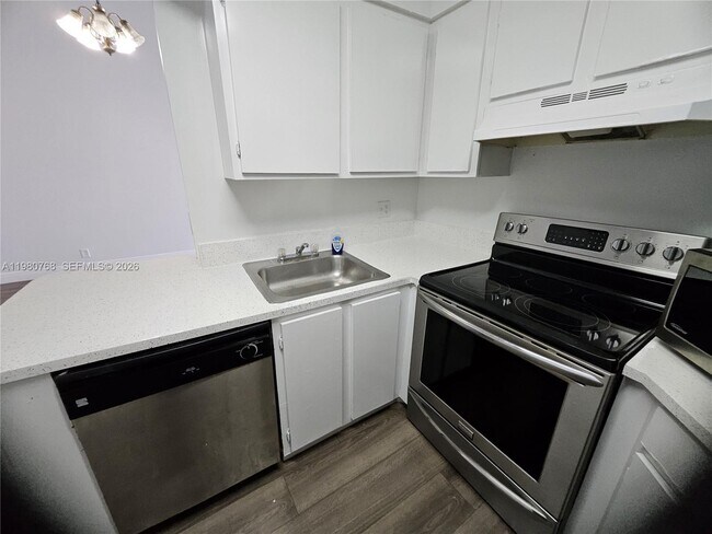 Building Photo - 216 Lake Pointe Dr