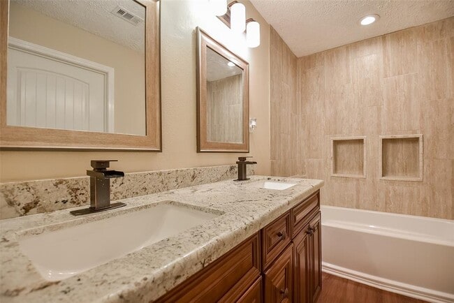 Building Photo - 2910 Colonial Dr
