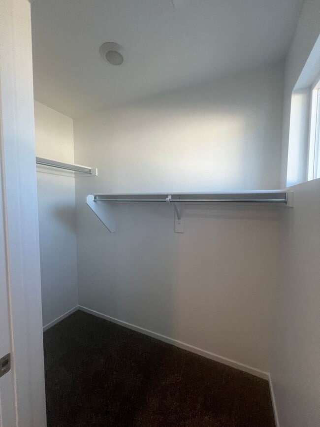 Building Photo - Beautiful spacious 3 bedroom, 2.5 bathroom house located in Cedar City!