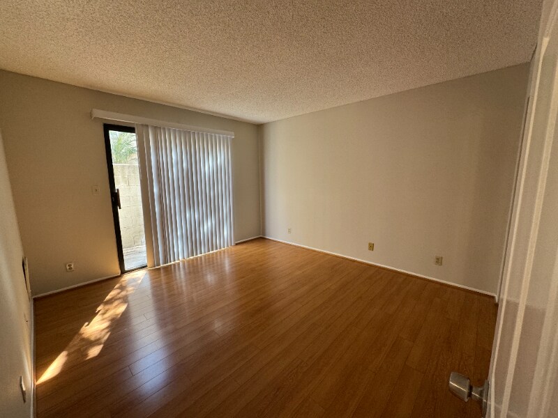Building Photo - 725 E Providencia Ave