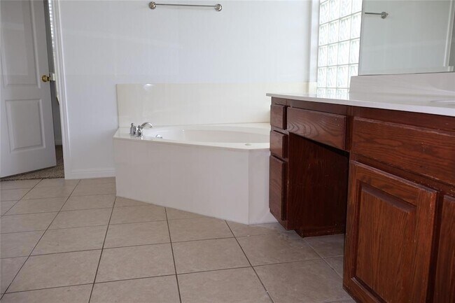Building Photo - 2403 Vestavia Ridge Ln