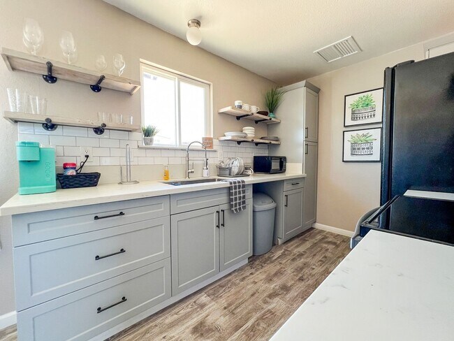 Building Photo - Joshua Tree Home with Desert Views