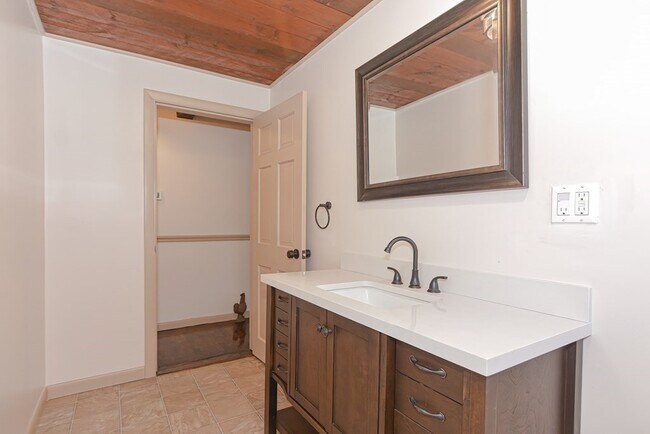 Building Photo - 110 Oswego St