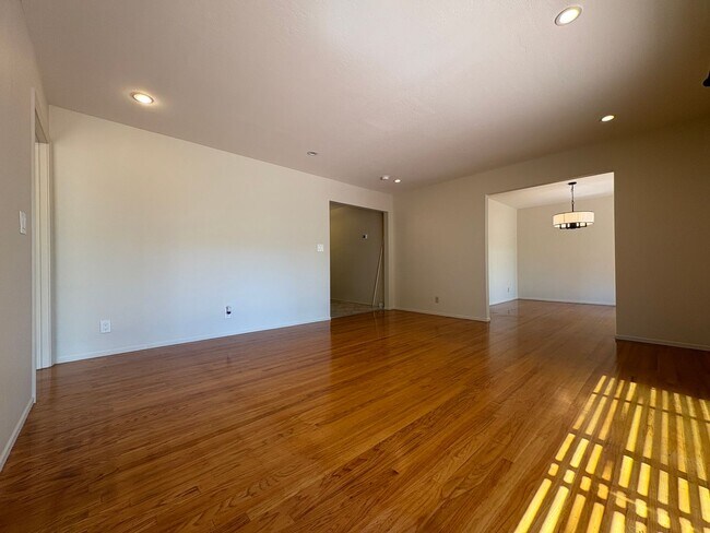 Building Photo - Charming Palo Alto Home with Beautiful Lan...