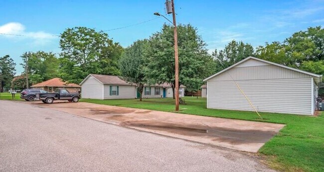 Building Photo - 605 College St