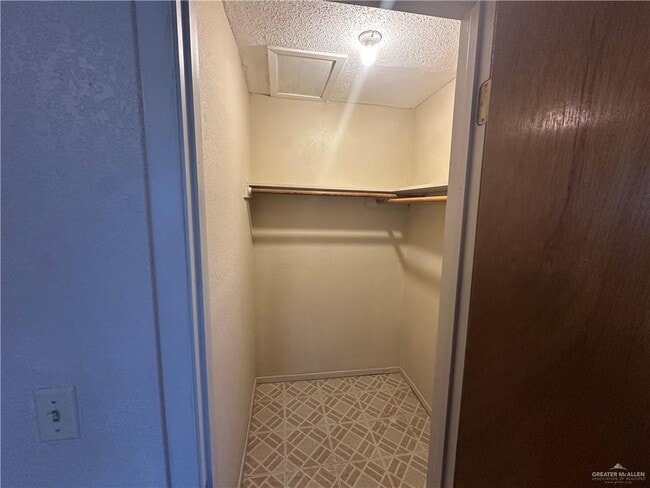 Building Photo - 11 Cll De Amistad