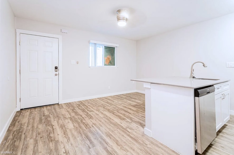 Interior Photo - Sunset Palms