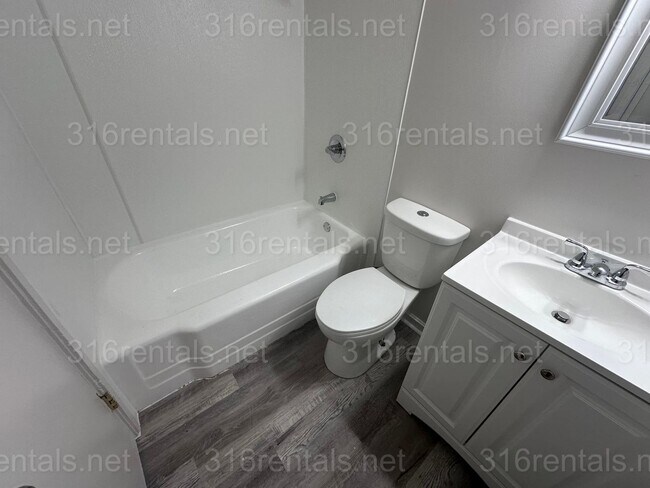 Building Photo - $650 - 1 bed 1 bath - Duplex