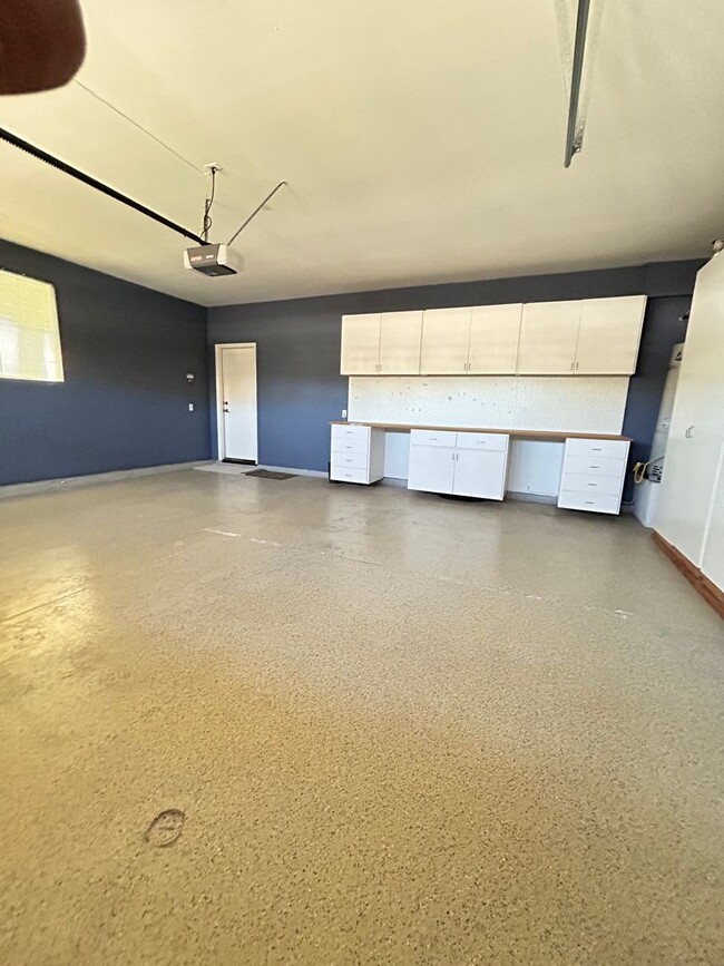 Building Photo - Beautiful Single-Level 4 Bedroom 3 Bathroo...