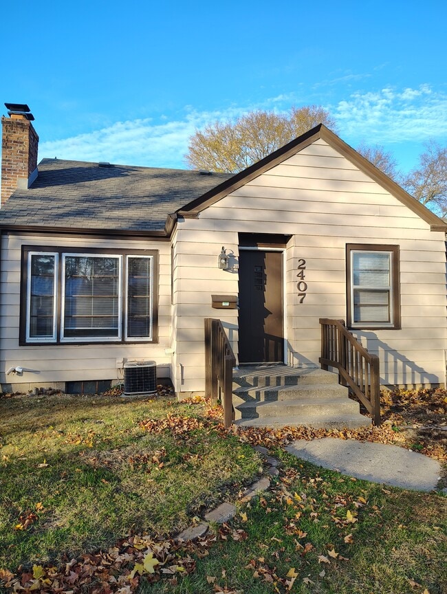 Building Photo - 2407 Custer Ave