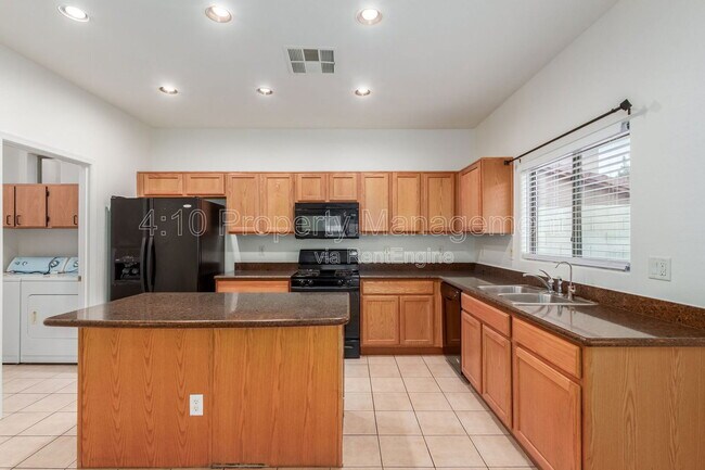 Building Photo - 2644 E Chester Dr